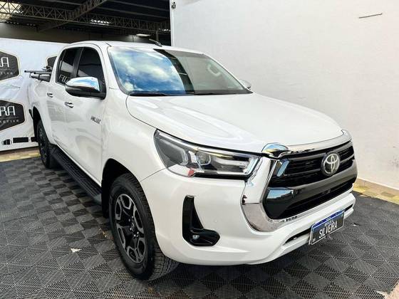 TOYOTA HILUX SW4 2.8 D-4D TURBO DIESEL SRX 4X4 AUTOMÁTICO TOYOTA HILUX SW4 2.8 D-4D TURBO DIESEL SRX 4X4 AUTOMÁTICO
